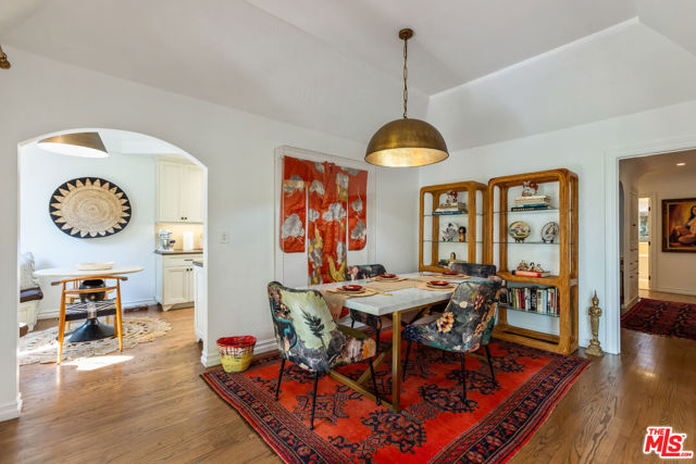 724 N Spaulding Avenue, Los Angeles CA: https://media.crmls.org/mediaz/b2eff297-1bd1-46b8-b9d9-4a4430672589.jpg