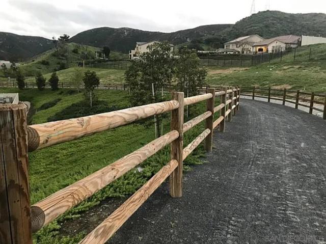 21650 Long Trot, Escondido CA: https://media.crmls.org/mediaz/b2f148a9-26bc-4604-a0fc-d81dde764565.jpg
