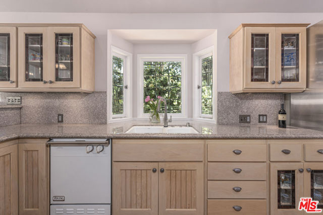 4981 Noeline Avenue, Encino CA: https://media.crmls.org/mediaz/b2f22bb9-8ca0-48a2-9e19-0468330b633f.jpg