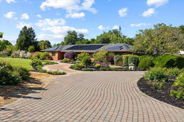 20811 Norada Court, Saratoga CA: https://media.crmls.org/mediaz/b2f2b0cf-36a6-48bb-8ef1-3bc4c915edb9.jpg