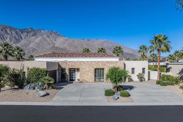 3085 Arroyo Seco, Palm Springs CA: https://media.crmls.org/mediaz/b2f31a54-8d7d-421c-a2fa-a9ee9d7b5c5d.jpg