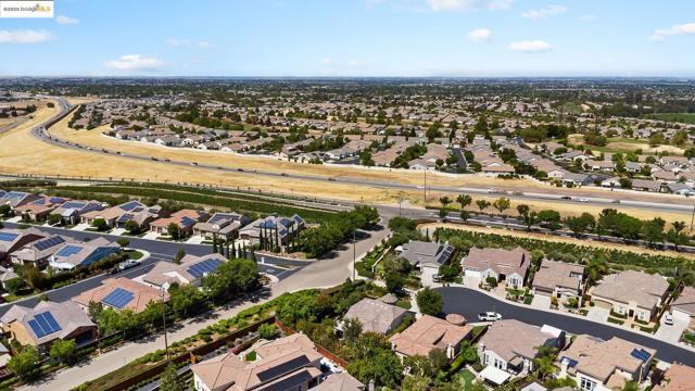 1101 Lafite Ct, Brentwood CA: https://media.crmls.org/mediaz/b2f3953a-a338-4a77-9c46-9e50d66c2d5f.jpg