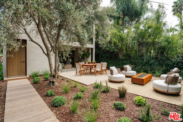 744 Amoroso Place, Venice CA: https://media.crmls.org/mediaz/b2f3f978-67ea-4cf1-87a1-4441d1bd7172.jpg