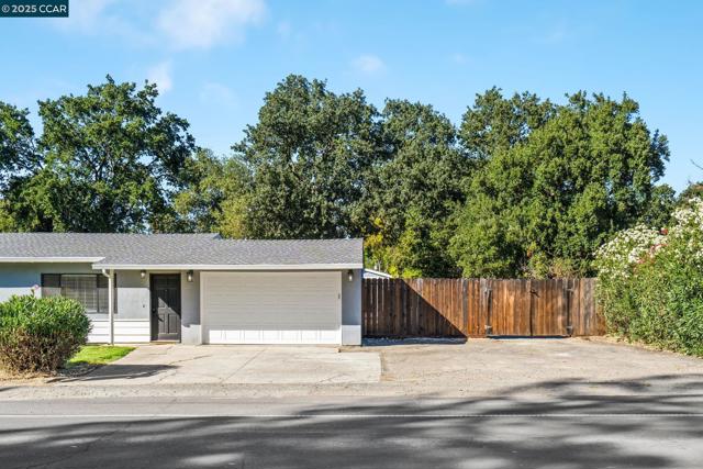 3225 Cowell Rd, Concord CA: https://media.crmls.org/mediaz/b2f476fc-f000-421e-a5b0-819d20014db5.jpg