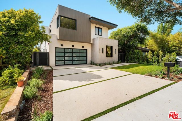 1213 Pine Street, Santa Monica CA: https://media.crmls.org/mediaz/b2f49bcf-f3a9-46d1-87fe-bc24bb8c3c1c.jpg