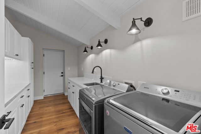 5656 Penfield Avenue, Woodland Hills CA: https://media.crmls.org/mediaz/b2f4b3a7-94a4-4f8c-9bc4-4a3ca356a68c.jpg