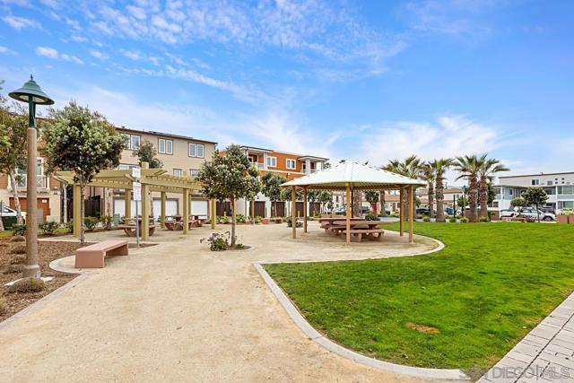 819 Kennebeck Ct, San Diego CA: https://media.crmls.org/mediaz/b2f53e1a-b24f-471f-869e-368abb633064.jpg