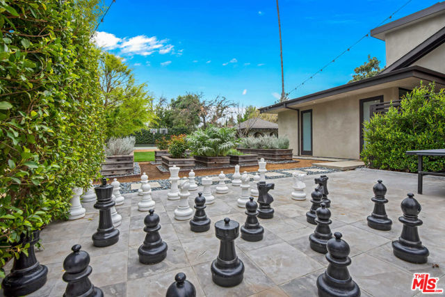 17352 Magnolia Boulevard, Encino CA: https://media.crmls.org/mediaz/b2f597eb-3f85-4870-800f-508486bd21c7.jpg