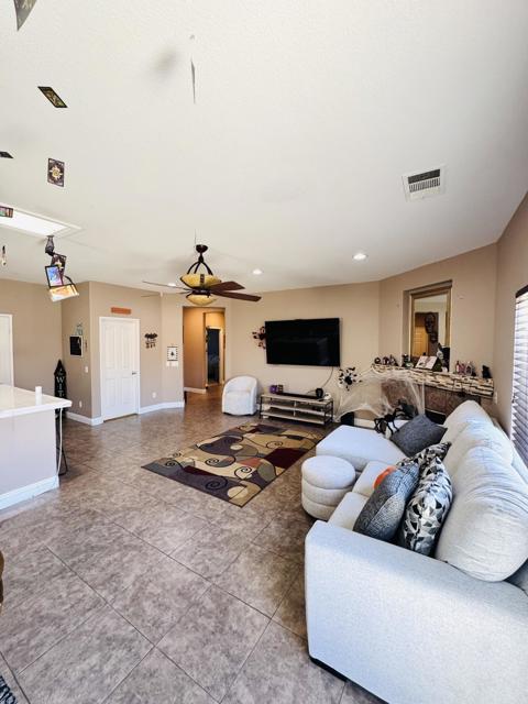 40567 Broadmoor Drive, Indio CA: https://media.crmls.org/mediaz/b2f5fdf1-33eb-474b-8dbe-d3939fb390d9.jpg