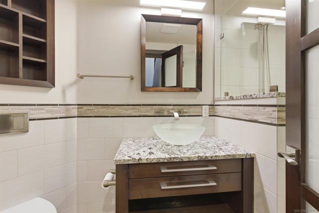 Image 38 of 60 For 2372 Oxford Ave