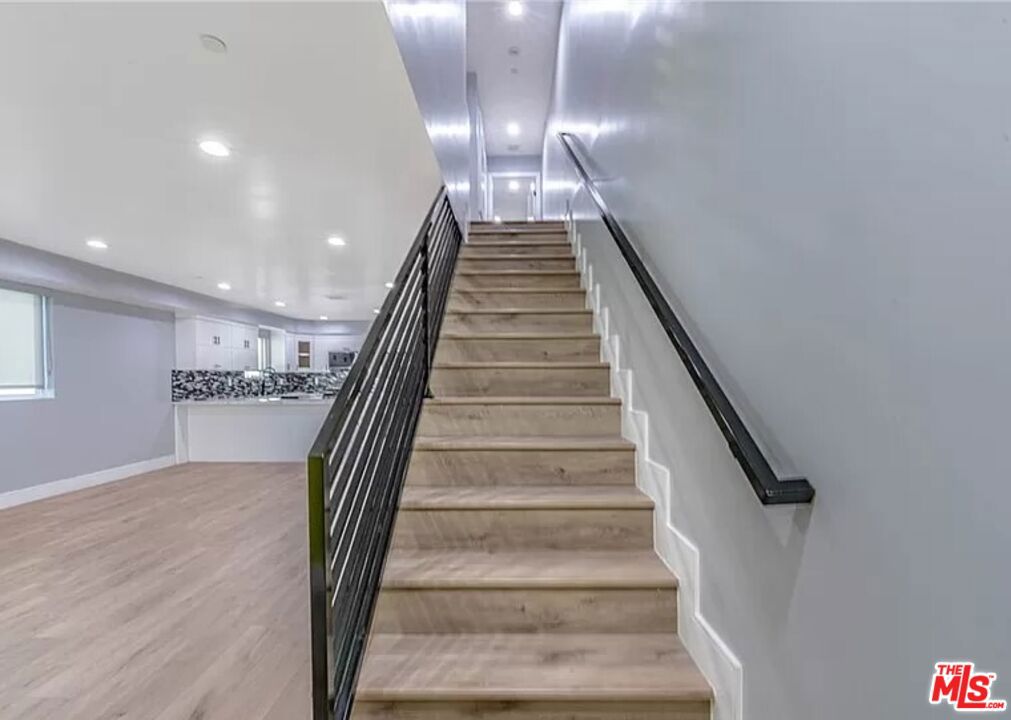 https://media.crmls.org/mediaz/b2f70816-0084-4534-9510-879ede0542d6.jpg?preset=X-Large