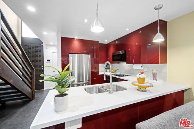 5951 Canterbury Drive, Culver City CA: https://media.crmls.org/mediaz/b2f73ff4-6d3f-4c71-a0bf-054d8326480f.jpg