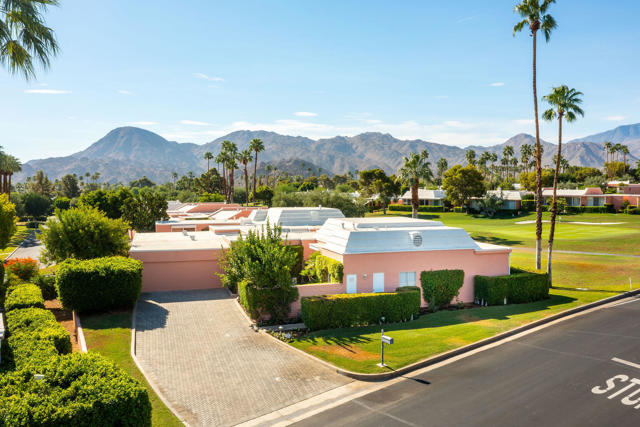 47212 Marrakesh Drive, Palm Desert CA: https://media.crmls.org/mediaz/b2f7f3a7-2d32-4cc4-95c0-1e861944d3c6.jpg