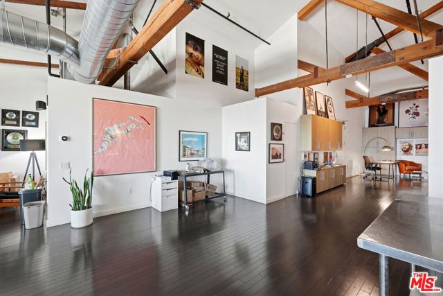 530 S Hewitt Street, Los Angeles CA: https://media.crmls.org/mediaz/b2f94561-e629-4db8-9c4d-3dd310d2737e.jpg