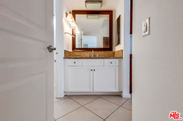 7320 Hawthorn Avenue, Los Angeles CA: https://media.crmls.org/mediaz/b2f95053-94df-4c1d-af6d-8a56045e5d19.jpg