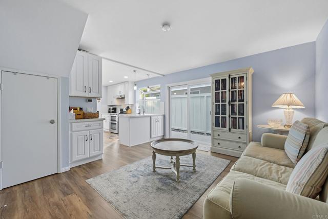 7925 Calle Madrid, Carlsbad CA: https://media.crmls.org/mediaz/b2f9a9d4-8e2a-44fa-a59a-30f1d6cda00a.jpg