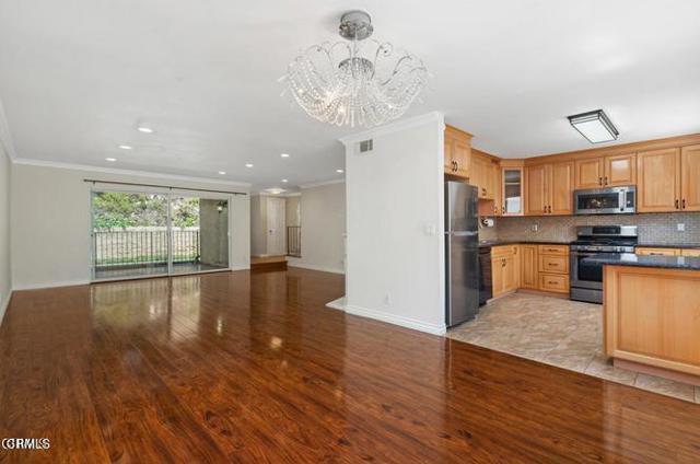 Detail Gallery Image 7 of 25 For 9503 via Venezia, Burbank,  CA 91504 - 3 Beds | 3 Baths