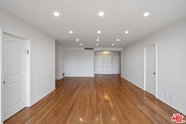 865 Comstock Avenue, Los Angeles CA: https://media.crmls.org/mediaz/b2fce0fa-d33c-48c2-8f44-6525600f0ad6.jpg