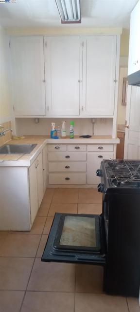 1059 Santa Clara Ave, Alameda CA: https://media.crmls.org/mediaz/b2fe3c3d-9b30-4523-82d4-69741ff6a6b9.jpg