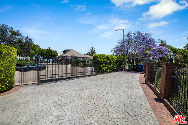 8407 Skyline Drive, Los Angeles CA: https://media.crmls.org/mediaz/b3001cca-98b9-4ee5-8069-068d1f295b49.jpg
