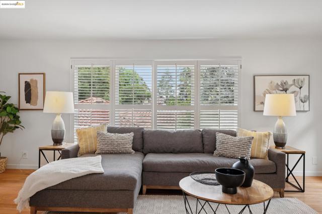 6141 Broadway Ter, Oakland CA: https://media.crmls.org/mediaz/b3003a29-494b-4502-acd0-75dc797713a2.jpg