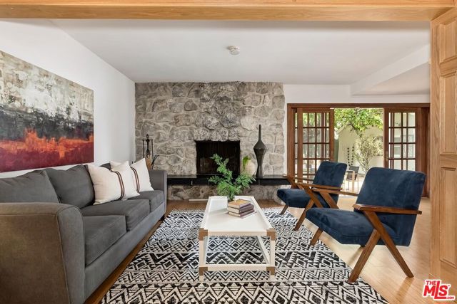 11205 Huntley Place, Culver City CA: https://media.crmls.org/mediaz/b301a368-68ca-4a17-ab8c-48235f82e1e5.jpg