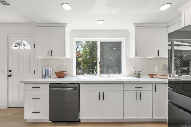 Detail Gallery Image 12 of 44 For 1711 Alhudson Dr, Escondido,  CA 92029 - 4 Beds | 2/1 Baths
