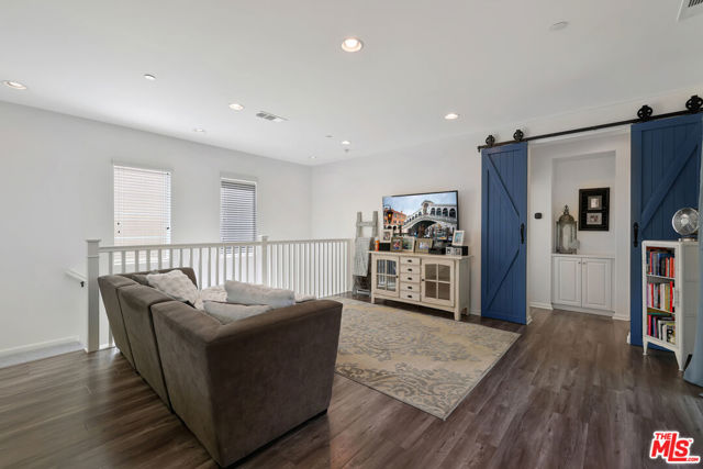 21990 Moveo Drive, Santa Clarita CA: https://media.crmls.org/mediaz/b302526f-36d5-4894-bb94-612bf6e3ddc7.jpg