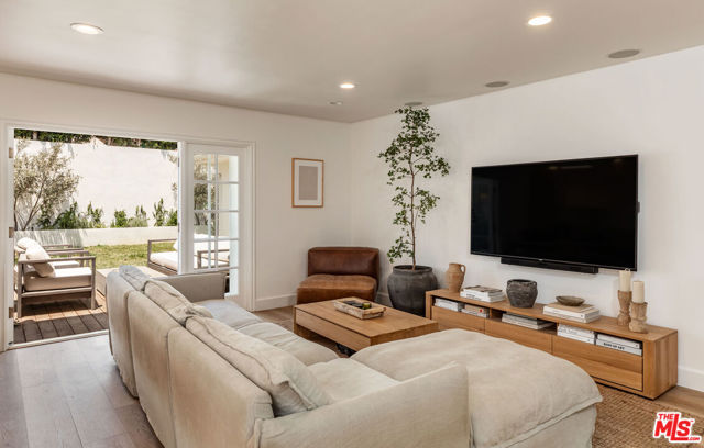 13035 Rose Avenue, Los Angeles CA: https://media.crmls.org/mediaz/b303552d-a802-4fce-8cf5-9063d44eea06.jpg