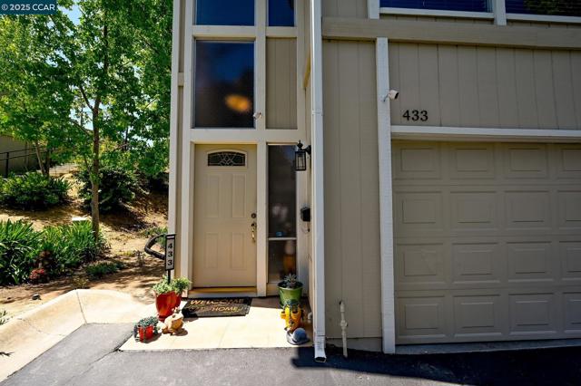 433 Ridgeview Dr, Pleasant Hill CA: https://media.crmls.org/mediaz/b30407cd-5178-46d2-b47f-1aff2116304d.jpg