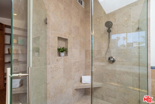 2336 Boone Avenue, Venice CA: https://media.crmls.org/mediaz/b3049007-9238-424b-8967-a6c97a4b4aaa.jpg