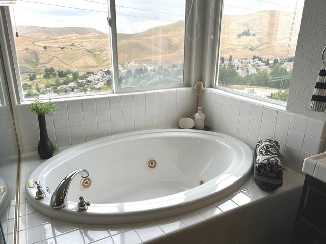 8040 Kelok Way, Clayton CA: https://media.crmls.org/mediaz/b30520e8-49ad-4d12-b892-269aad93be49.jpg