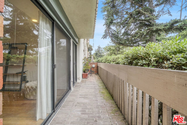 858 12th Street, Santa Monica CA: https://media.crmls.org/mediaz/b3058aea-2562-4ee4-9791-25d185d4beba.jpg