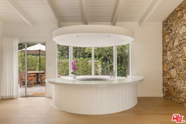 650 N Tigertail Road, Los Angeles CA: https://media.crmls.org/mediaz/b305bd7f-4052-4e16-ad88-c481624220a5.jpg
