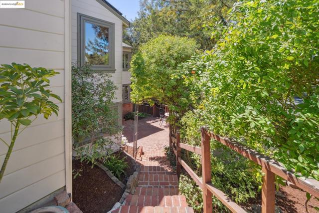 1301 Mountain Blvd, Oakland CA: https://media.crmls.org/mediaz/b305d781-eb70-46ae-926b-2325110f89ce.jpg