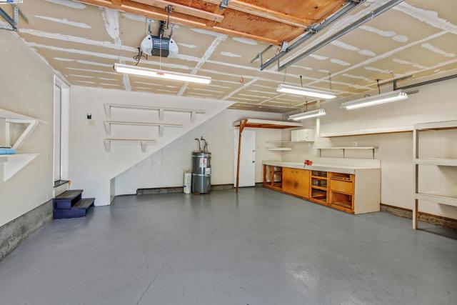 SUPER CLEAN GARAGE