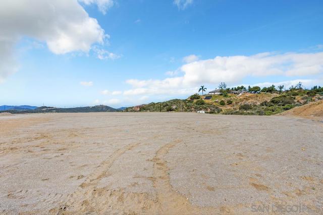 2169 Corte Dorado Espuela, Alpine CA: https://media.crmls.org/mediaz/b3072a8e-a05f-4992-8504-f025017b3f54.jpg