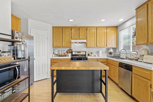 5954 Vista Santa Catarina, San Diego CA: https://media.crmls.org/mediaz/b30753f2-7221-40b9-9953-8e6c405feef3.jpg