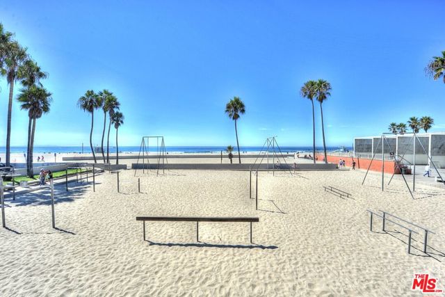 16 Clubhouse Avenue, Venice CA: https://media.crmls.org/mediaz/b307a047-d69c-445b-bcce-aaeb5857f215.jpg
