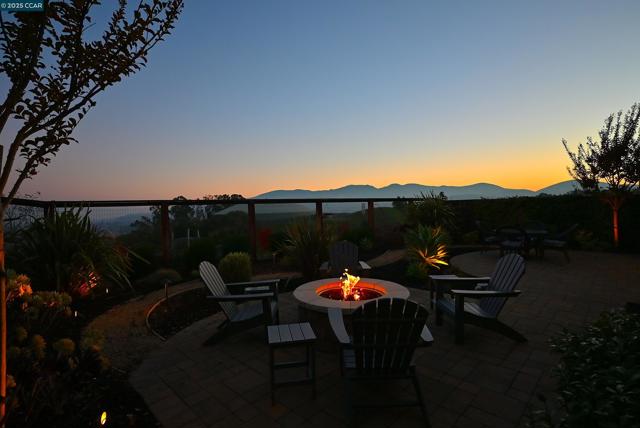 528 Caprio Ct, San Ramon CA: https://media.crmls.org/mediaz/b307abe9-9609-44c2-8a0a-21ae47f9b7e2.jpg