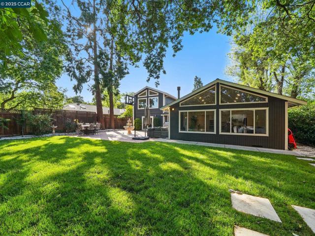 1836 Newell Ave, Walnut Creek CA: https://media.crmls.org/mediaz/b307e3a3-58c2-47b2-bb94-d6d4130b4a20.jpg