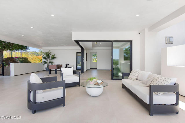 118 Giles Road, Lake Sherwood CA: https://media.crmls.org/mediaz/b3085533-4a86-49cc-b6fe-31a2e348b0d7.jpg