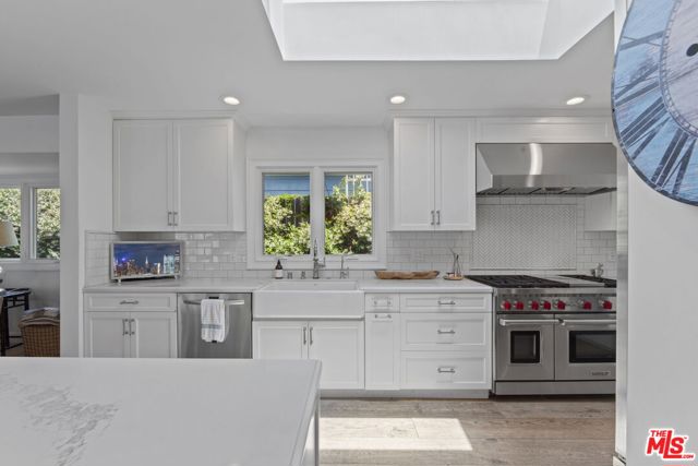 207 10th Street, Santa Monica CA: https://media.crmls.org/mediaz/b3092e64-6fae-4434-b944-674461f7edb9.jpg