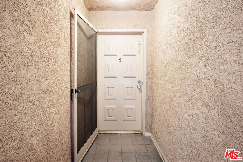 https://media.crmls.org/mediaz/b309816f-c08a-456e-9a47-b1a0d99d296f.jpg?preset=X-Large