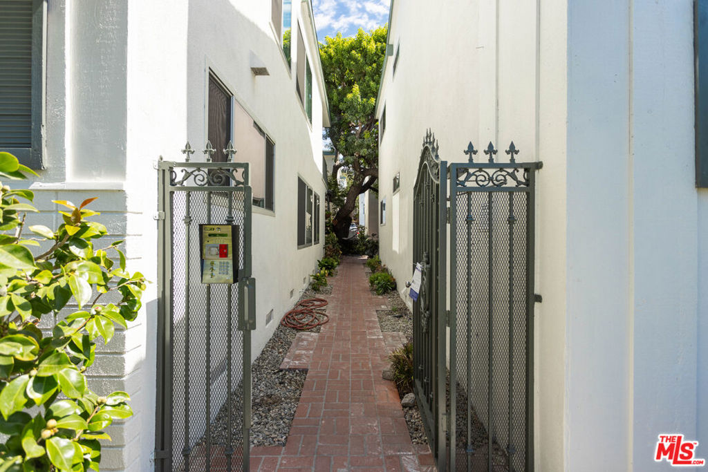 https://media.crmls.org/mediaz/b309ba5d-c758-4882-9f3b-2b75d89e5656.jpg?preset=X-Large