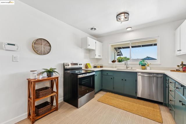 3129 Deseret Dr, Richmond CA: https://media.crmls.org/mediaz/b309d3e1-085b-45ff-86d9-135b04795cad.jpg