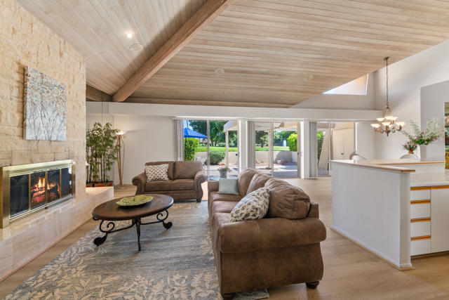 212 S Kavenish Drive, Rancho Mirage CA: https://media.crmls.org/mediaz/b309dd65-7bab-4374-8390-67937afa5d91.jpg