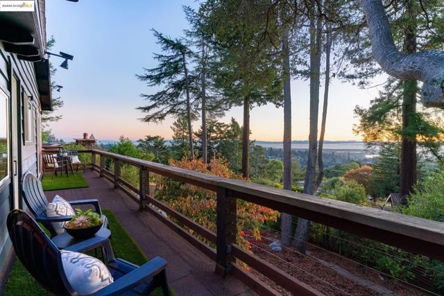 6141 Merriewood Dr, Oakland CA: https://media.crmls.org/mediaz/b30aa6e9-91d6-4432-838f-76d25ba7957d.jpg