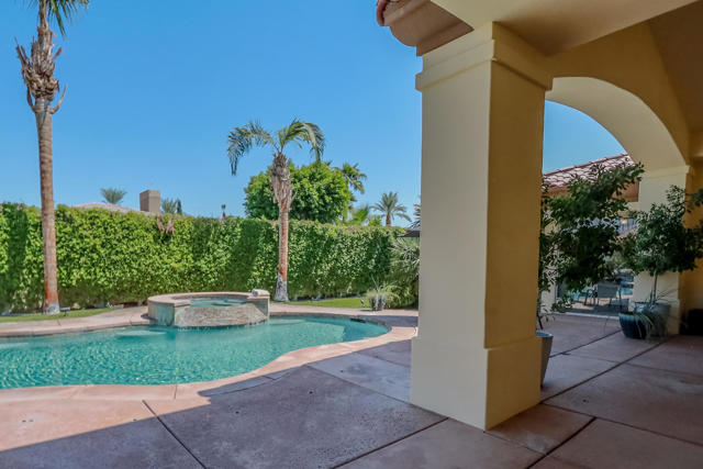 16 Villaggio Place, Rancho Mirage CA: https://media.crmls.org/mediaz/b30ac06c-7fcd-4961-b6c2-2fe0c69a5ae3.jpg