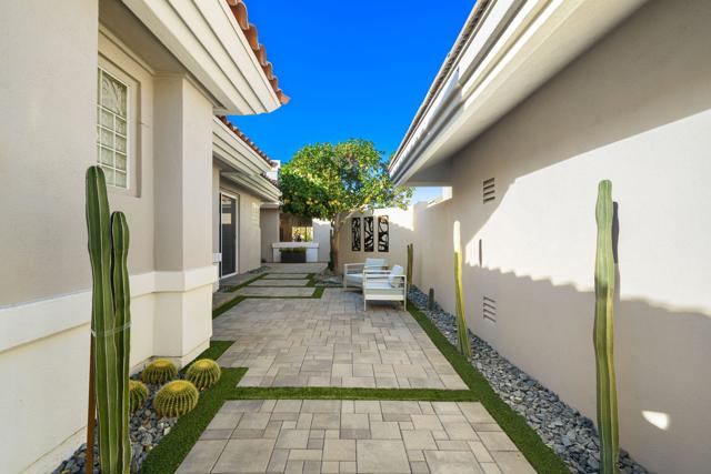 770 Deer Haven Circle, Palm Desert CA: https://media.crmls.org/mediaz/b30baefd-a7c5-4b36-978c-4eefed7ff155.jpg
